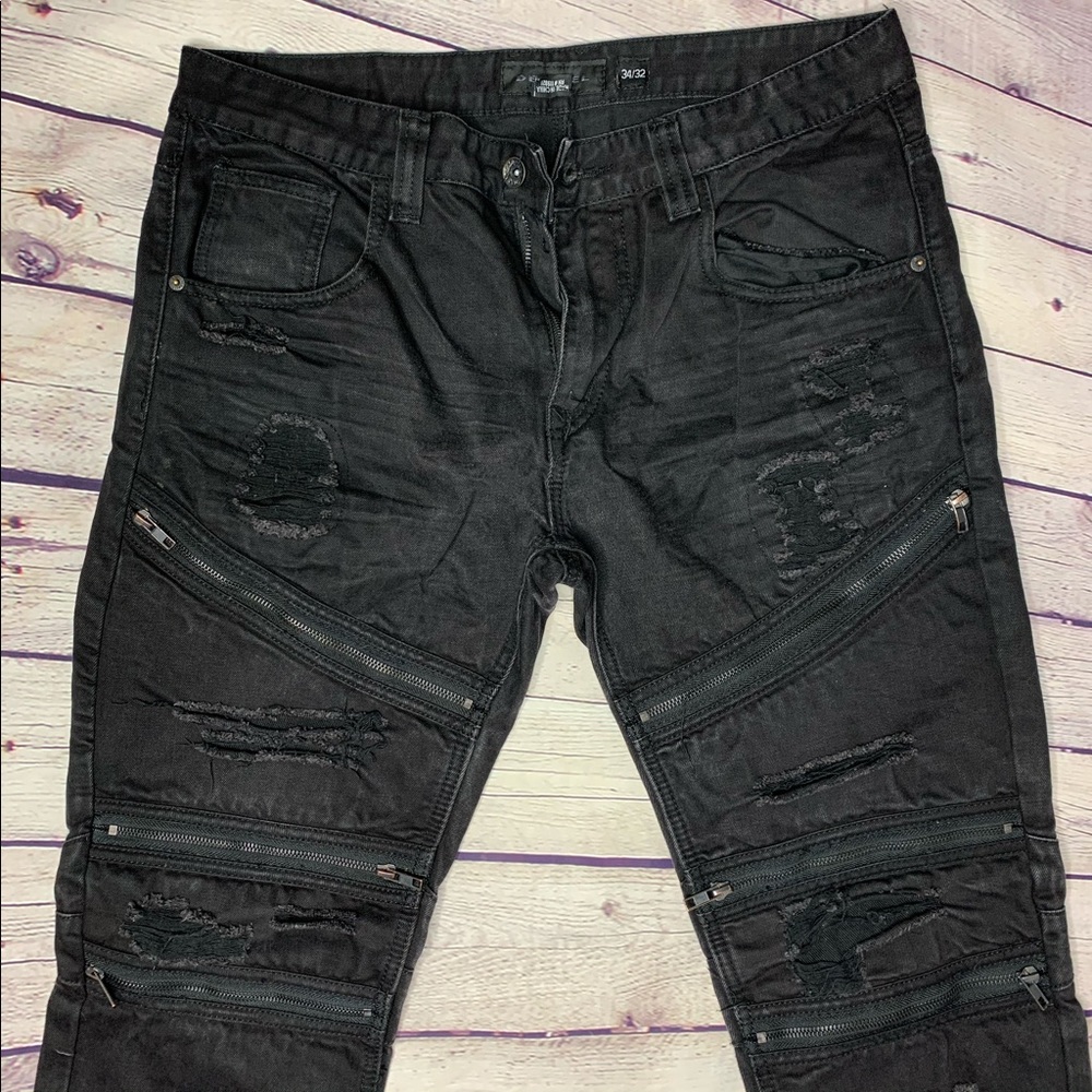 **sold **Men’s Black Distressed Jeans Size 34